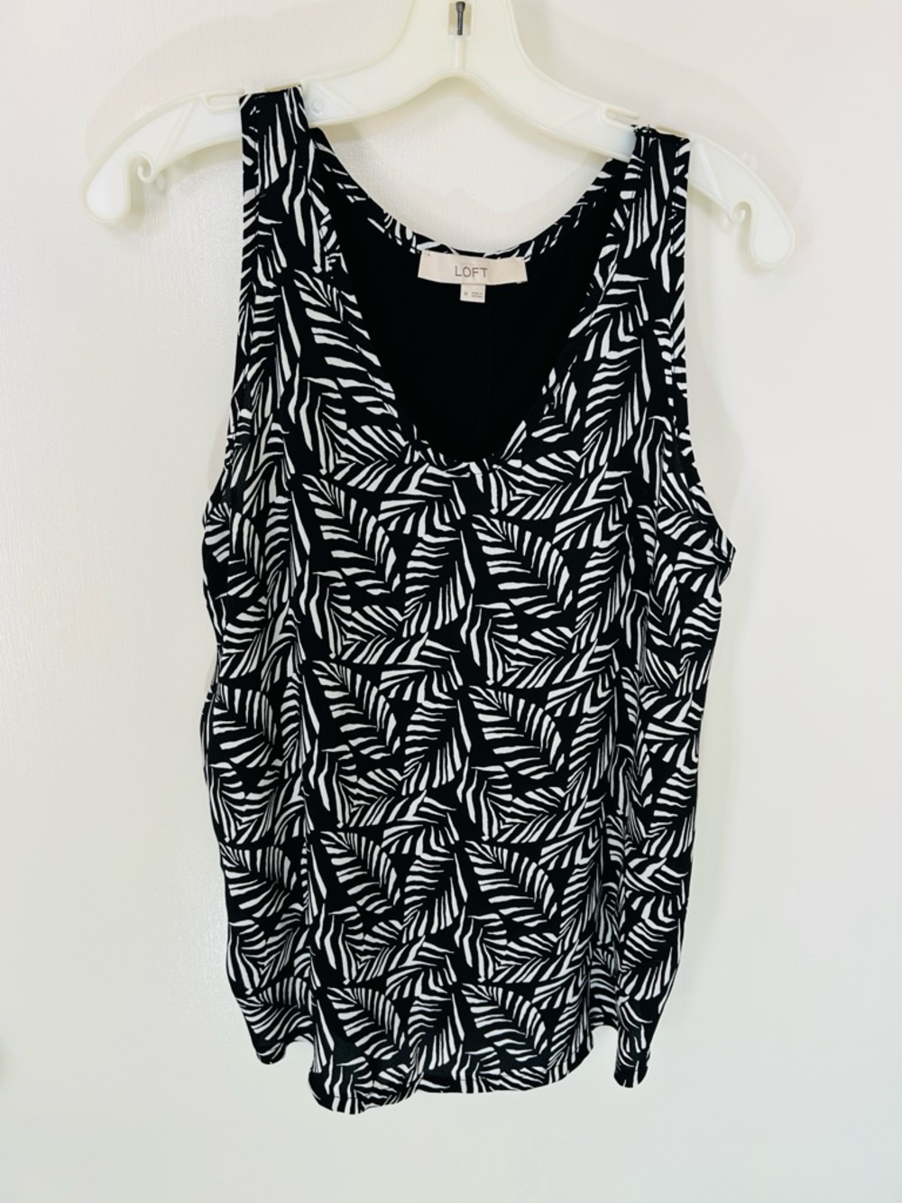 LOFT Black and White Leaf Print Sleeveless Blouse